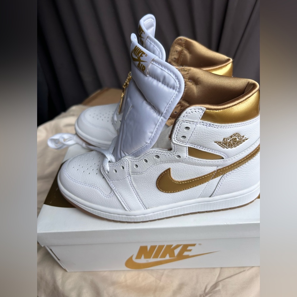 WMNS AIR JORDANS 1 RETRO HI OG